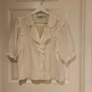 Other stories blus - INTRESSEKOLL! En vit & other stories blus💓💓 skriv för intresse, inte säker om jag vill sälja