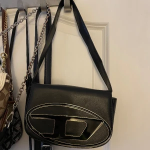 Diesel väska och okänd väska  - Diesel väska (inte äkta): 200 Okänd väska: 100