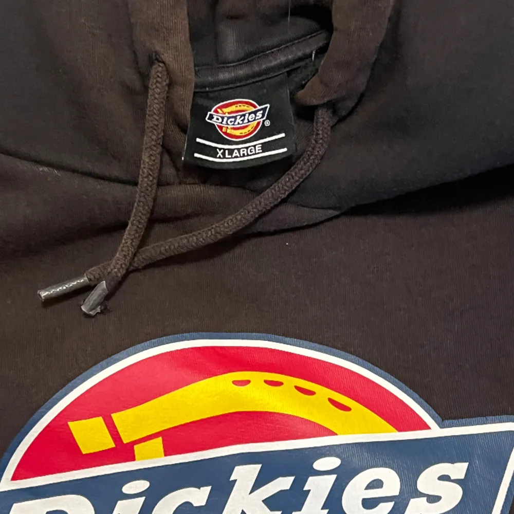 Blect dickies hoodie med hål i fickan, storlek large . Hoodies.