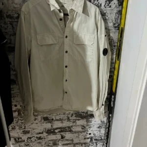 C.P. Company Overshirt - En Cp Company overshirt i mycket fint skick. Storlek L passar L/M. Priset är ej hugget o pris. Byten kan också va intressant