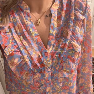 Blus ZARA - Blus från ZARA i storlek M. Köptes för ca 1 månad sedan har använt den 2 gånger. 