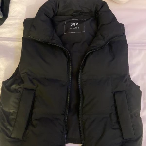 Väst - En helt ny väst från zara, aldrig använd. Köpt för 599kr. Lite stor i storleken. Pris kan diskuteras.