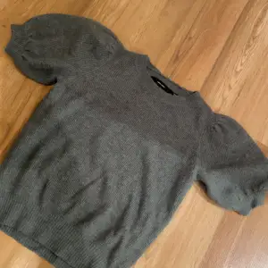 Säljer denna tröjan från vero Moda med puffiga armar pga av att jag inte tycker om hur den sitter på💕(står ej för frakten)