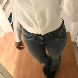 Lågmidjade jeans ZARA - Säljer dessa fina lågmidjade jeans från ZARA då dom är lite för korta för mig som är 167. Ordinarie pris 399 säljer för ett mer tänkbart pris.