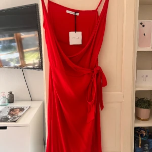 Sommarklänning  - Superfin klänning som är perfekt till att ha på sommaren utomlands. Den är aldrig använd och har prislappen kvar, storlek 38💞