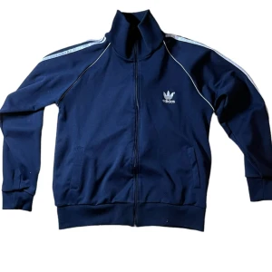 Vintage Adidas Kofta - Säljer denna Vintage Adidas tröja i storlek M inga defekter eller fläckar skriv gärna om ni har några ytterligare frågor 🏜️🧑🏼