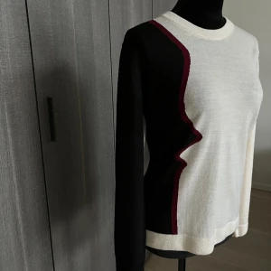 Dagmar - Stickad tröja - Nu säljer jag min extremt snygga Dagmar stickade tröja i strl 34. Använd endast 2 ggr. Säljer för 750kr ❤️❤️❤️❤️