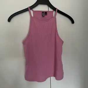 Ribbad rosa topp/linne från pieces i storlek S🩷 Säljer en likadan i vit i min profil🤍 Kontakta mig privat för fler bilder eller frågor, priset kan diskuteras