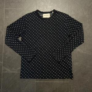 Our Legacy prickig longsleeve - Our Legacy prickig fin lonsleeve i jättebraskick, dm för mer info om mått bilder på eller frågor:)