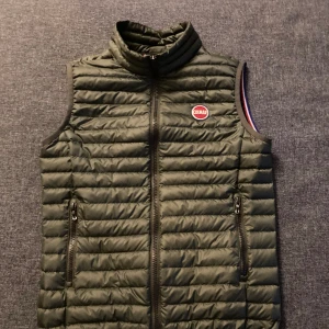 Colmar väst - Väldigt och äkta colmar väst, mycket fint skick och utan defekts eller hål. Perfekt nu när det börjar bli lite varmare också! Det är bara att fråga på om fler bilder