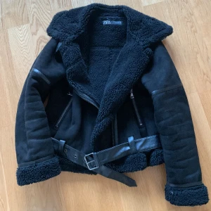 Mockajacka, Zara - Jacka i mockaimitation från Zara i fint skick och storlek M. Pris kan diskuteras 💛