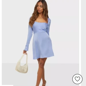 NLY TREND klänning i satin  - Satin klänning. Helt ny med prislapp. Från NLY TREND. Storlek 34. 