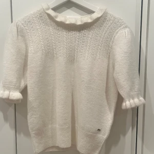Stickad tröja - Säljer denna sjukt söta topp från Holly & whyte ( Lindex). Aldrig använd och är så gott som ny. Väldigt fin topp som har små volanger nedtill och i kragen samt ärmarna. ( Ordpris 400kr) Är även slutsåld! För fler bilder kontakta mig!<3