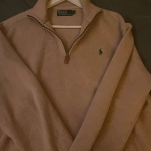 Ralph lauren Half zip  - Skick 9/10 Nypris:1599kr Beige  Priset är diskutabelt 