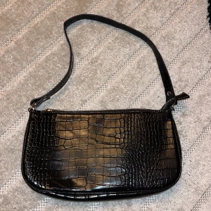 Krokodilväska - Snygg liten Krokodilväska 