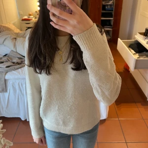 stickad vero moda tröja - fin stickad tröja från vero moda i stl S. lite knopprig men jätte mysig och kliar verkligen inte. fler bilder/frågor i pm!❤️
