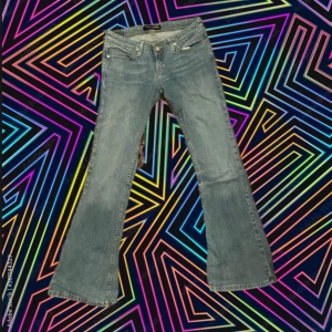Bootcut VINTAGE LEVI’S - Ett par vintage bootcut levis jeans köpta i paris. Passar storlek  Xs men även S. Små defekter därav priset men annars fint skick. Aldrig använda💕