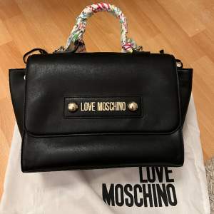 En superfin väska från Love Moschino i fint skick 🌟 tillkommer även ett axelband som går att sätta på/av, rymlig väska och sparsamt använd 🥰 priset är diskuterbart