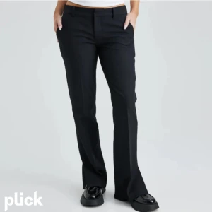 Kostymbyxor med slits bikbok - Lågmidjade kostymbyxor med slits från bikbok storlek 38 men sitter som en 36 💕