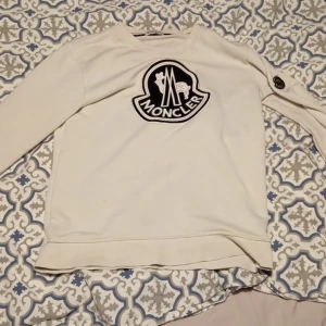 Moncler - Moncler tröja trasiga sömar i slutet av båda armarna.