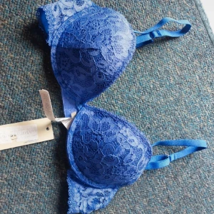 NY Intimisimi BH - JÄTTE fin Helt ny och oanvänd BH från intimissimi i st 70 B som jag tyvär måste sälja då den inte passade och jag köpte här från plick. Hör av dig vid fler frågor eller bilder💗pris kan diskuteras 