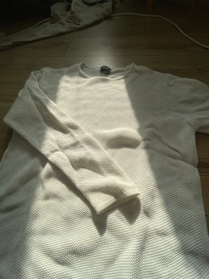 Vit stickad Tröja - Använd i mycket gott skick.