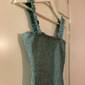 Grön klänning M - Knappt använd, nyskick. Jättefint material