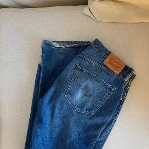 Sjukt snygga lågmidjade jeans från Levis 501. Jag är 170cm och dessa är W34 L32