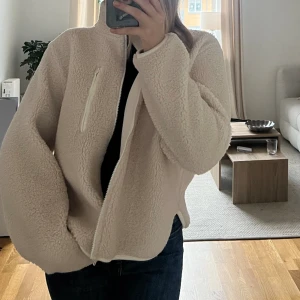 jacka - lite tunnare fleecejacka från ginatricot, väldigt bra skick - längre bak