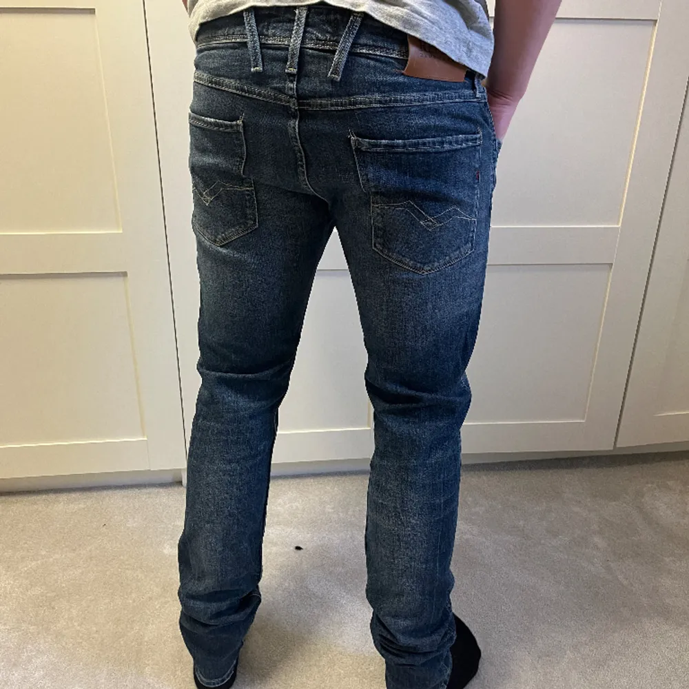 Modell anbass, nypris 1700+, killen på bilden är 179, hör av dig vid några funderingar. Jeans & Byxor.