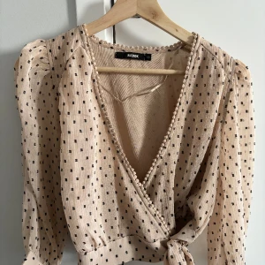 Prickig blus - Använd fåtal gånger och har inga defekter!❤️ meddela mig om du vill ha fler bilder:)