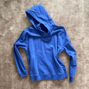 Huvtröja  - Blåfärgen är magisk, en mys tröja i storleken L 🦋