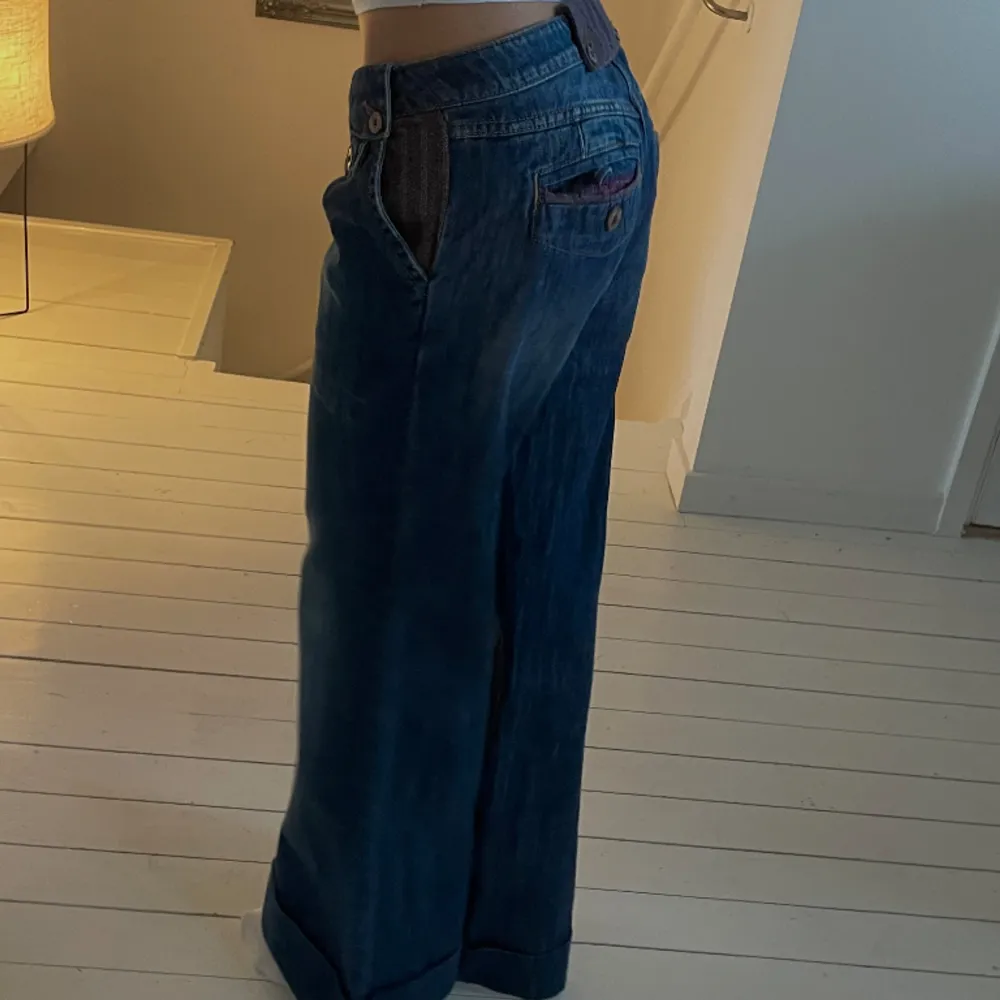 Säljer mina lågmidjade bootcut jeans i mycket bra skick . Jeans & Byxor.