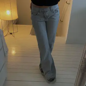 Säljer mina lågmidjade bootcut jeans i mycket bra skick 