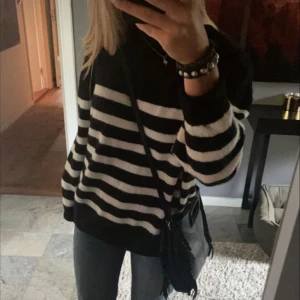 Randig stickad tröja - Säljer denna randiga stickade tröjan. Säljer den på andra bilden med svarta ränder. Lite nopprig men kan noppra av innan jag skickar!💓 storlek m men passar även S och andra storlekar!