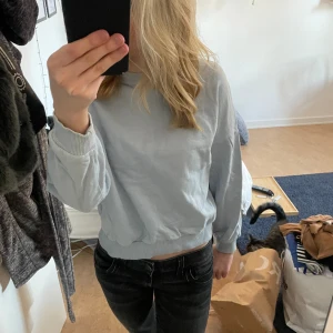 Ljusblå sweatshirt - Osäker på färgen så därför säljer jag den. Bra skick och inga synliga defekter.