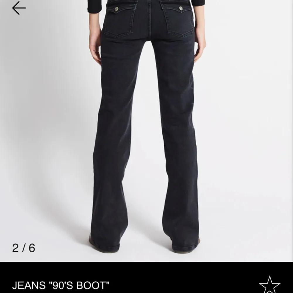 Låg midjade jeans från lager 157 men snygga bakfickor. Säljer då jag vill ha mer plast i garderoben. Bra skick använda ett fåtal gånger. Skriv för mått eller fler bilder💕💕 jag är 165 och de är för långa på mig, det går att sy upp!. Jeans & Byxor.