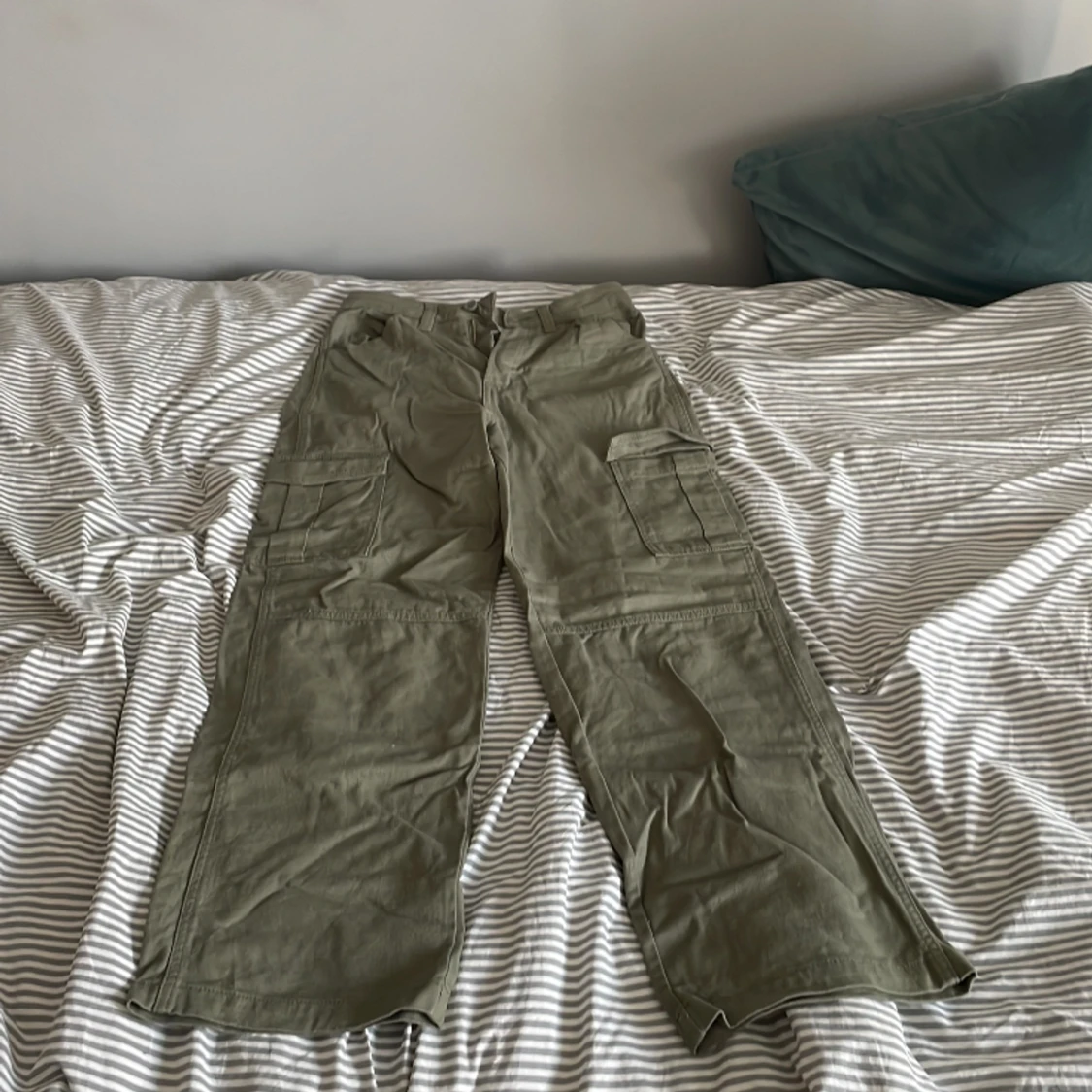 Militärgröna cargo byxor