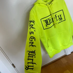 Neon hoodie - • Från extreme clothing • Nypris 699, mitt pris 350 inklusive frakt • Använd ett fåtal gånger, nyskick • Storlek S