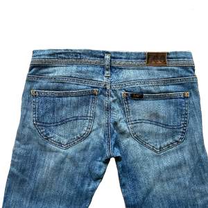 Sjukt snygga lågmidjade vintage jeans från Lee!!!!  Midjemått tvärs över 38cm Innerbenslängd 80cm Skulle säga att de är raka i modellen.