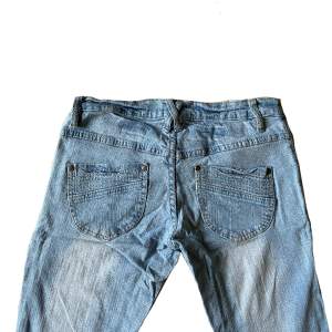 Så snygga lågmidjade jeans! Midjemått tvärs över 39cm. Innerbenslängd 82cm. Modellen i benen skulle jag säga är rak/bootcut. De är inte superutsvängda men sitter INTE tajt!
