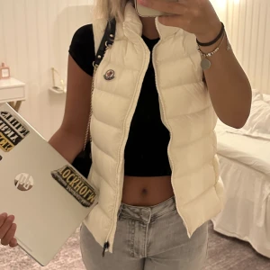 Moncler väst - Intressekoll på min vita monclerväst! Moncler väst i storlek 14 barn, vilket passar mig bra som är 162 cm lång (motsvarar ungefär xs/s). 