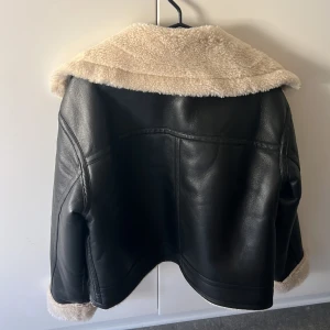 PU jacka - NA-KD  - Säljer denna fina & populära jacka från nakd. Endast använd cirka 3-4 gånger.  Ord pris: 1199kr  Säljer för: 460 inkl frakt 