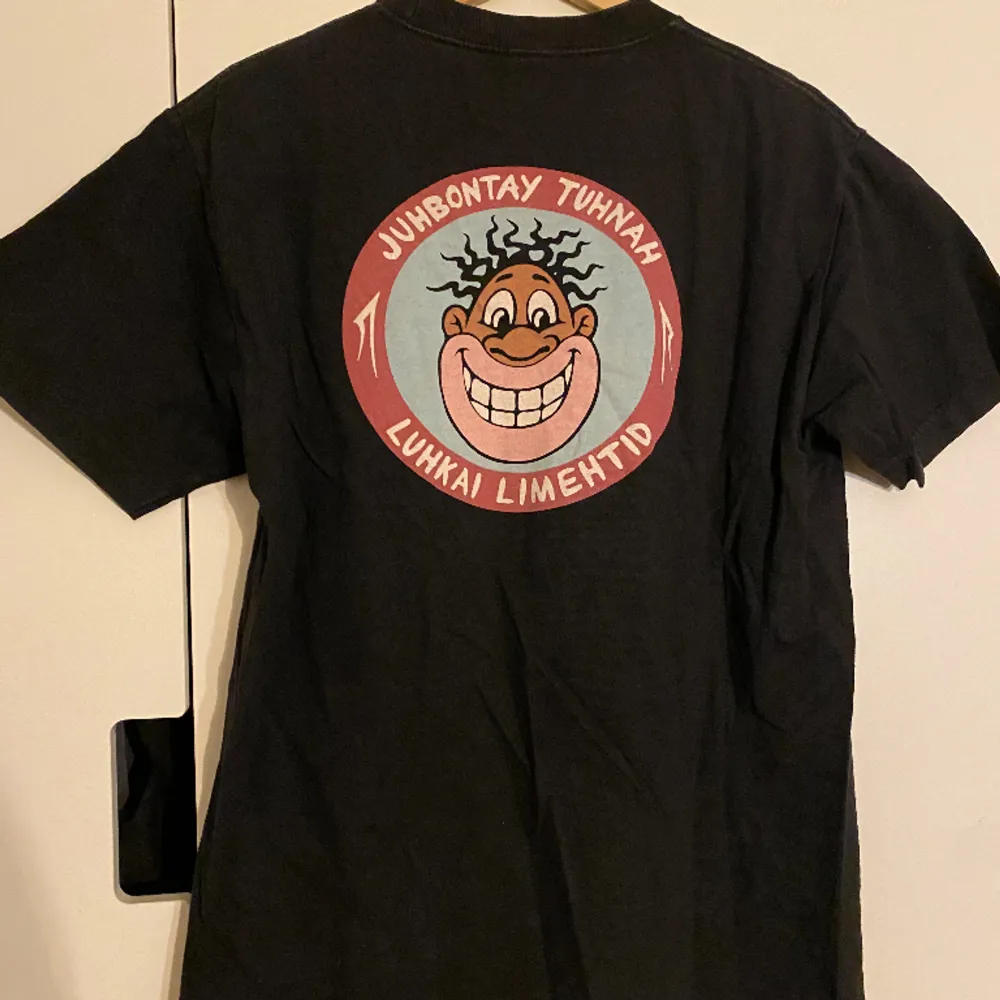 Tshirt från Skatemärke Lakai. Köpte några år och i bra styck!. T-shirts.