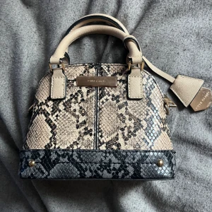 River island väska  - Väskan är ny och oanvänd köpte den som present till mamma men för liten för henne