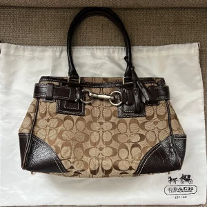 Coach handväska - Väskan är äkta, kommer med påsen. Den är tillverkad 2006 och är fortfarande i toppskick.