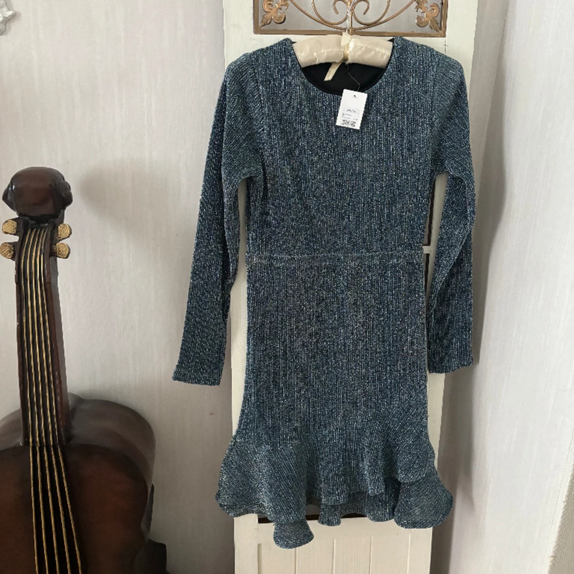 Så fin blå gnistrande klänning med volanger ny med lapp!