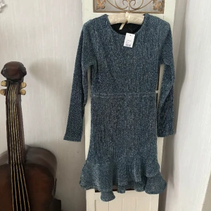 Så fin blå gnistrande klänning med volanger ny med lapp! - Storlek 158-164