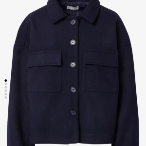 Leger marinblå kappa - Säljer min leger kappa i marinblå, köpt för 1025kr säljer för 700kr helt slutsåld. Perfekt nu till mars och april🤩