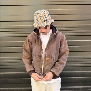 Vintage Carhartt Faded Jacket - Vintage Carharrt Jack med en vintage look till sig, jackan är ovanlig och därmed stiger priset Jackan kommer med några slitage, speciellt runt dragkedjan, kolla bilderna noga 